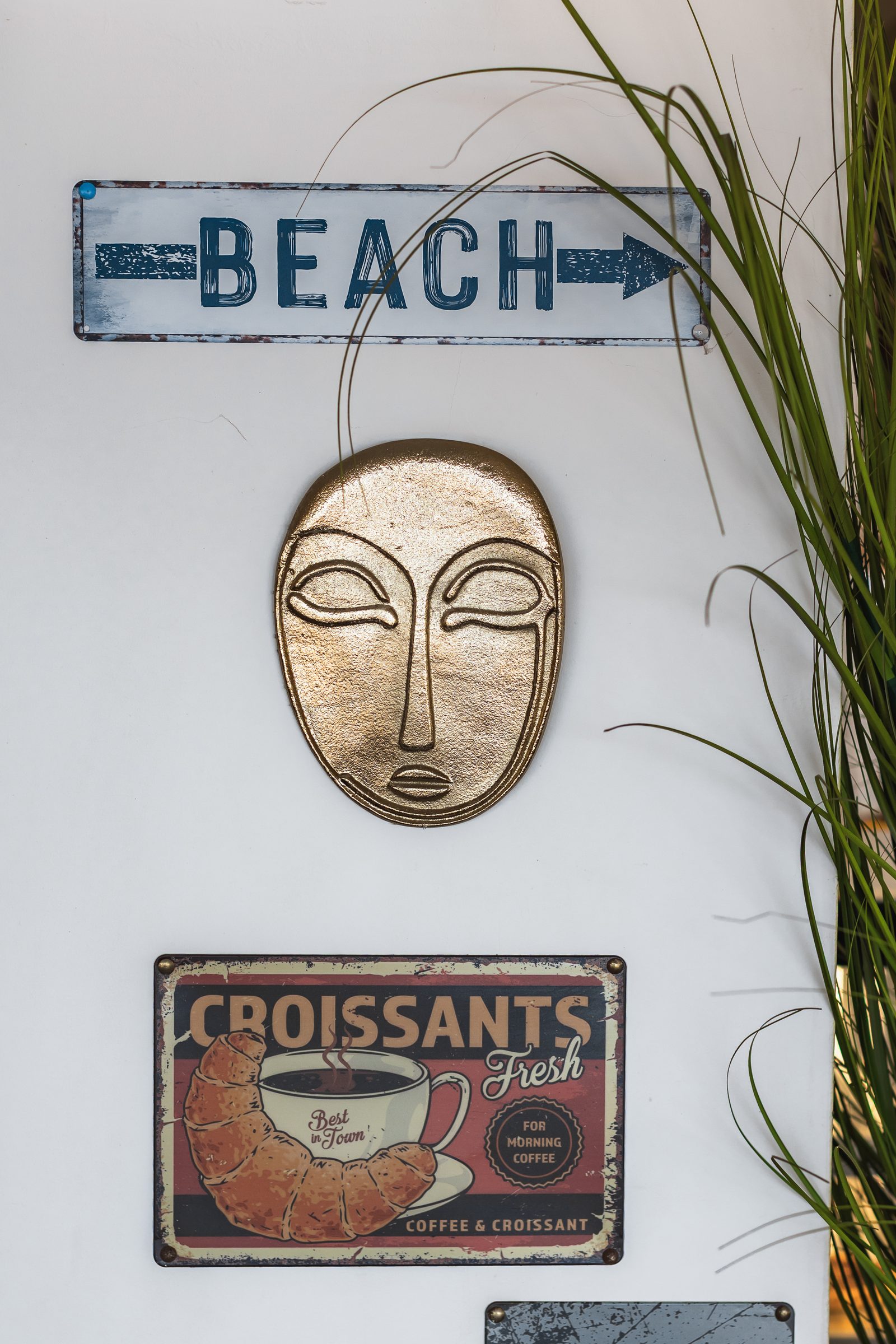 Décoration murale : enseigne Beach et masque doré